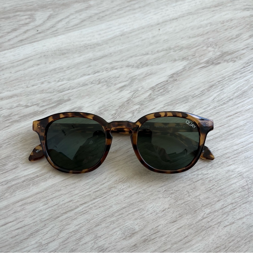 QUAY AUSTRALIA 
WALK ON
TORTOISE 
COMES WITH CASE
GREAT CONDITION